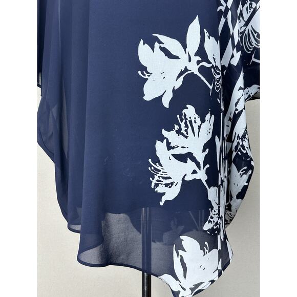 Roz & Ali Women’s Sz 1X Top Blouse Navy White Florals Asymmetrical Hem Tropical - Picture 3 of 13